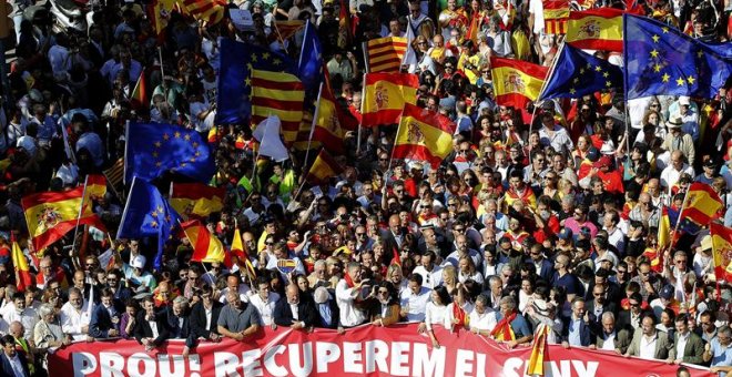 Vista de cabecera de la manifestación convocada por Societat Civil Catalana hoy en Barcelona en defensa de la unidad de España bajo el lema "¡Basta! Recuperemos la sensatez" y en la que se han participado miles de personas. EFE/Alberto Estévez