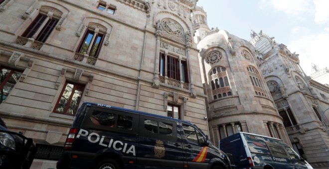 Vehículos de la Policia Nacional y de los Mossos D'esquadra, delante del edificio del Tribunal Superior de Justicia de Catalunya. REUTERS/Gonzalo Fuentes