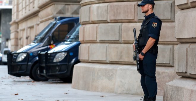 Un agente de la Policía Nacional hace guardia en el exerior del edificio del Tribunal Superior de Justicia de Catalunya (TSJC), en Barcelona. REUTERS/Gonzalo Fuentes
