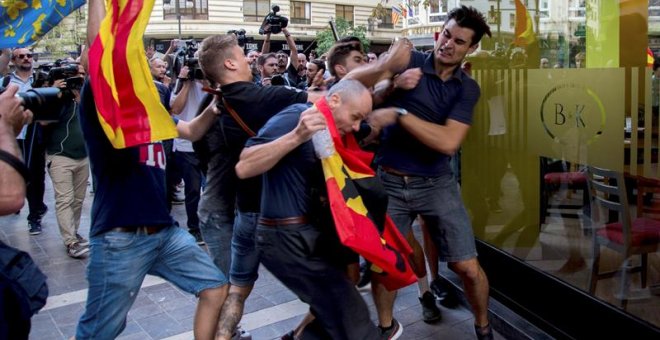 Enfrentamientos entre los asistentes a la tradicional manifestación de entidades de izquierda y nacionalista del 9 d'Octubre llevada a cabo hoy por el centro de Valencia que ha tenido que alterar su recorrido ante los ataques, tanto físicos como verbales,