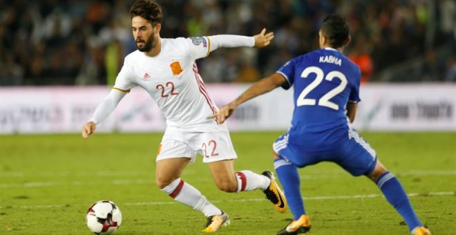 Isco (i) de España disputa el balón con el israelí Marwan Kabha (d). /EFE