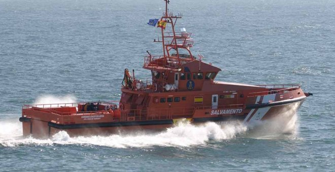 La embarcación Guardamar Concepción Arenal de Salvamento marítimo ha rescato la patera con 41 personas a bordo.- SALVAMENTO MARÍTIMO