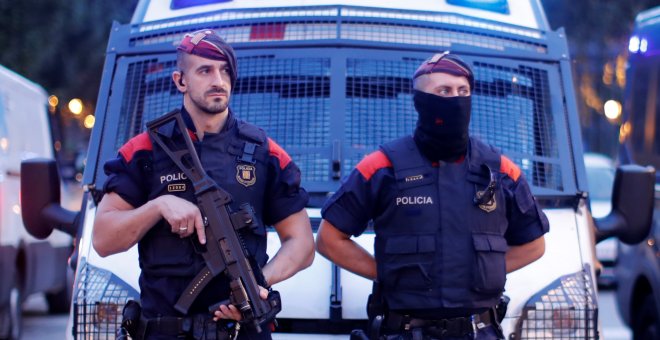 Agentes de los Mossos D'esquadra, cerca del Parlament catalán. REUTERS/Gonzalo Fuentes