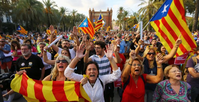 Catalanes apoyando la independencia