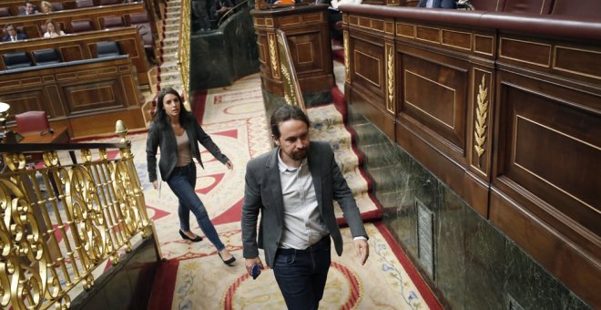 El líder de Podemos, Pablo Iglesias, seguido de la portavoz parlamentaria del grupo parlamentario, Irene Montero, al inicio del pleno del Congreso de los Diputados. EFE/Javier Lizón