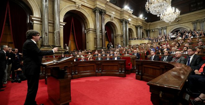 El presidente de la Generalitat, Carles Puigdemont, frente al Parlament catalán. / Reuters