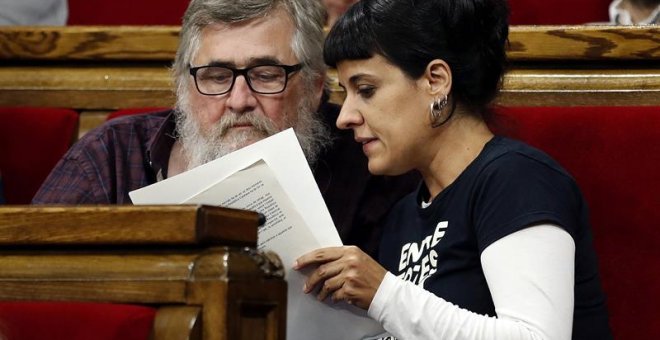 Los diputados de la CUP Anna Gabriel y Joan Garriga tras la declaración de Puigdemont hoy en el Parlament. EFE/Alberto Estévez