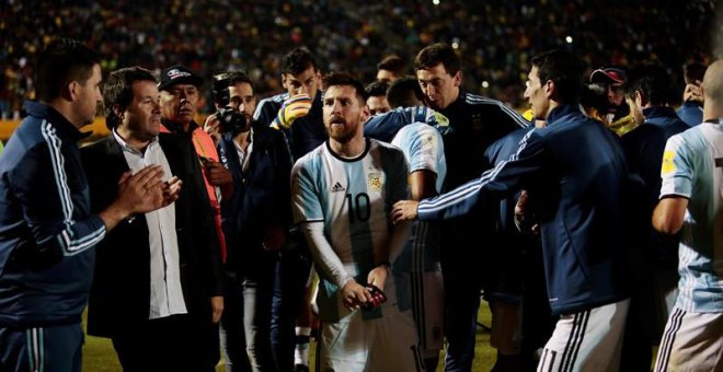 Messi es felicitado por sus compañeros tras el partido contra Ecuador. | JOSÉ JÁCOME (EFE)