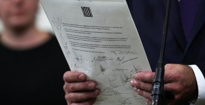La declaración de independencia firmada por Carles Puigdemont y los diputados de JxSí y la CUP, tras la sesión del Parlament.. REUTERS/Albert Gea