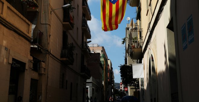 Una estelada en un balcón de Barcelona. REUTERS/Susana Vera