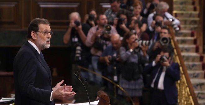 El presidente del Gobierno, Mariano Rajoy, comparece ante el pleno del Congreso para explicar la posición del Ejecutivo ante el desafío independentista en Catalunya. EFE/Kiko Huesca