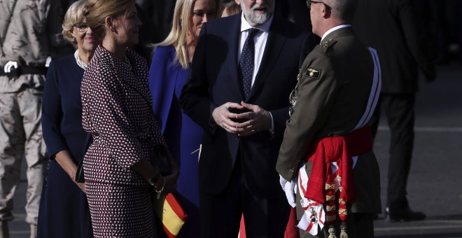 El presidente del Gobierno, Mariano Rajoy, conversa con la ministra de Defensa, María Dolores de Cospedal, y el Jefe del Estado Mayor de la Defensa (Jemad), el general Fernando Alejandre Martínez, momentos antes del comienzo del desfile del Día de la Fies
