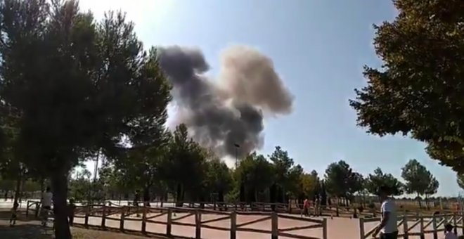 Imágenes de la humareda tras estrellarse un avión en la base de Los Llanos (Albacete). /TWITTER