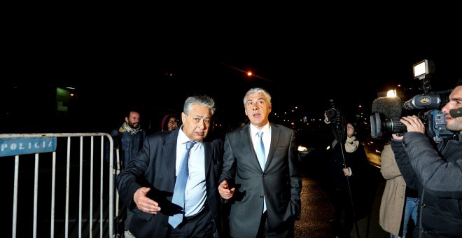 Fotografía de marzo de 2017 del ex primer ministro de Portugal, José Sócrates, junto a su abogado, Joao Araujo, en Lisboa. EFE/NUNO FOX
