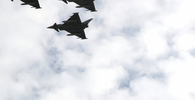 Varios Eurofighter sobrevuelan Madrid durante la celebración el desfile de la Fiesta Naciona.- REUTERS