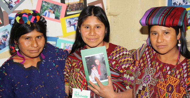 Isabel, criada en Bélgica por una familia adoptiva, se reencontró con sus hermanas en 2011.