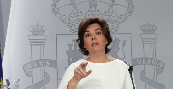 La vicepresidenta del Gobierno, Soraya Sáenz de Santamaría, durante la rueda de prensa posterior al Consejo de Ministros. EFE/Zipi
