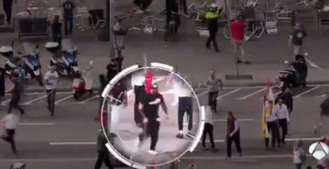 Imagen del ultra del Betis identificado por Antena 3. Acusado de agredir a un joven en Bilbao y, ahora, habría participado en la pelea a sillazos de Barcelona al término de la manifestación ultra de Montjuic.