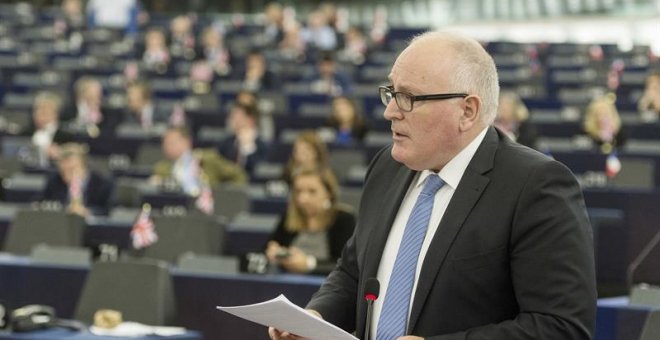 El vicepresidente primero de la Comisión Europea, Frans Timmermans, pronuncia su discurso durante el debate pactado por la mayoría de grupos políticos con el enunciado 'Estado de Derecho, Constitución y Derechos Fundamentales en España, a la luz de los ac