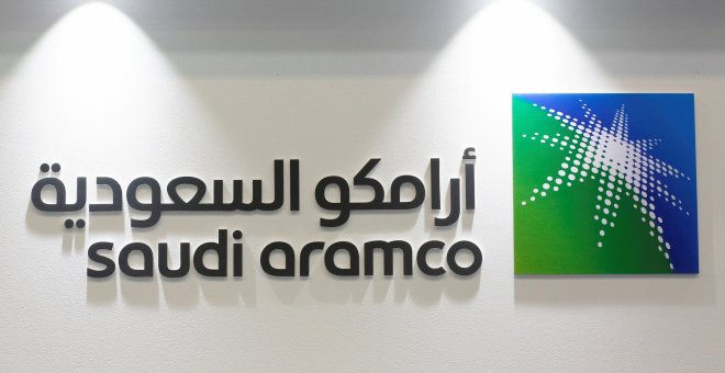 El logo de la petrolera Saudi Aramco en una feria energética en Manama, la capital de Bahrein. REUTERS/Hamad I Mohammed