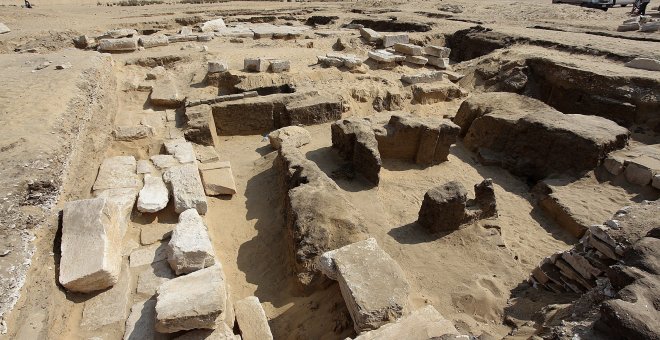 Los restos de un templo perteneciente al faraón Ramsés II, de la XIX dinastía (1295-1186 a.C.), han sido hallados por arqueólogos egipcios y checos en la zona de Abu Sir, al sur de las famosas pirámides de Guiza. EFE/ISAAC
