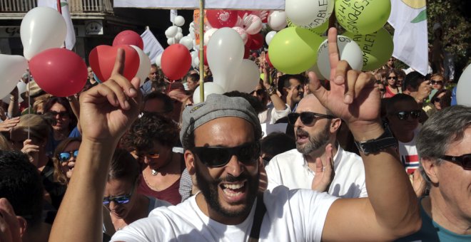 Jesús Candel, conocido como Spiriman, en la manifestación en Granada bajo el lema "Granada por una sanidad pública y digna". EFE/Pepe Torres
