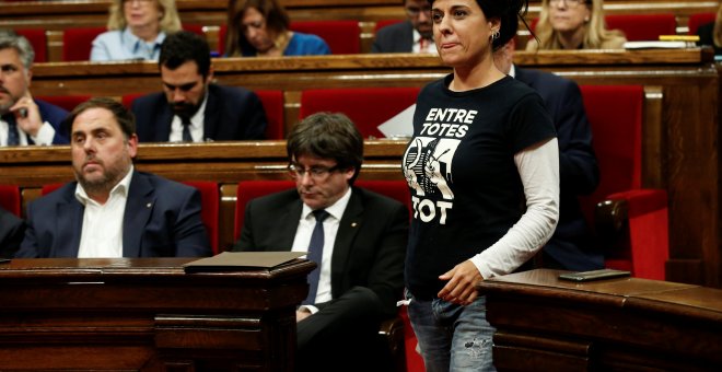 La diputada de la CUP Anna Gabriel junto al president catalán, Carles Puigdemont, y al vicepresidente del Govern y líder de ERC, Oriol Junqueras, en el Pleno del Parlament.. REUTERS/Albert Gea