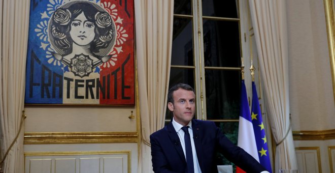 El presidente francés, Emmanuel Macron, antes de su primera entrevista televisiva en vivo en el Palacio del Elíseo en París. / Reuters