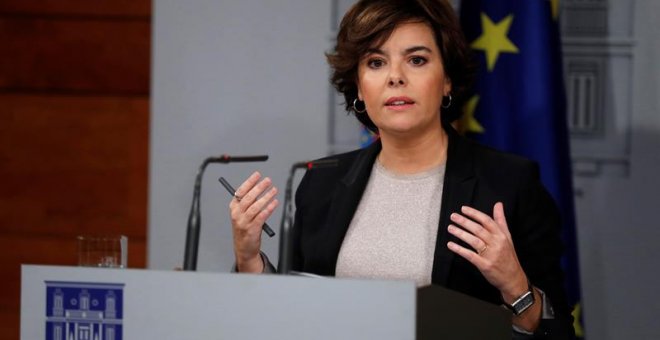 La vicepresidenta del Gobierno, Soraya Sáenz de Santamaría, durante su comparecencia hoy en Moncloa después de que el Ejecutivo haya recibido la respuesta de Puigdemont a su requerimiento. Sáenz de Santamaría ha respondido hoy al llamamiento al diálogo d