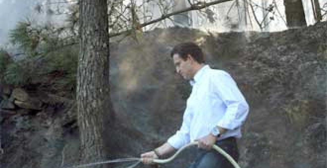 Imagen de Twitter de Núñez Feijóo con una manguera en el año 2006.