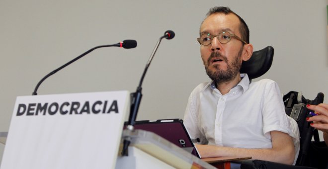 El portavoz del Consejo de Coordinación de Podemos, Pablo Echenique, durante su comparecencia antes los medios tras la reunión del Consejo de Coordinación en la sede del partido. EFE/Alvaro Sánchez