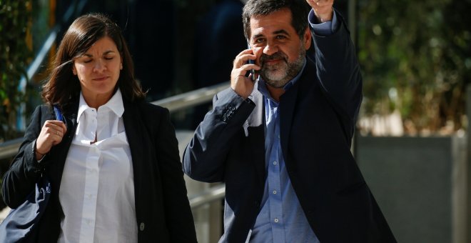 El presidente de la ANC, Jordi Sanchez, saluda a la salida de la Audiencia Nacional, en el receso de las comparecencias previstas por la juez Carmen Lamela. REUTERS/Javier Barbancho