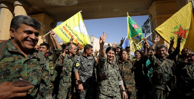 Milicianos de las FSD celebran su victoria ante el Estado Islámico en la ciudad de Raqa. - REUTERS