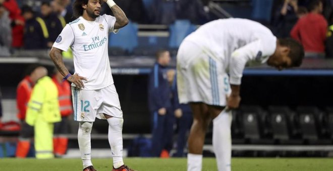 Los jugadores del Madrid se lamentan tras el partido. EFE/Ballesteros
