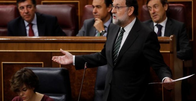 El presidente del Gobierno, Mariano Rajoy, responde a una pregunta del líder de Podemos, Pablo Iglesias. /EFE