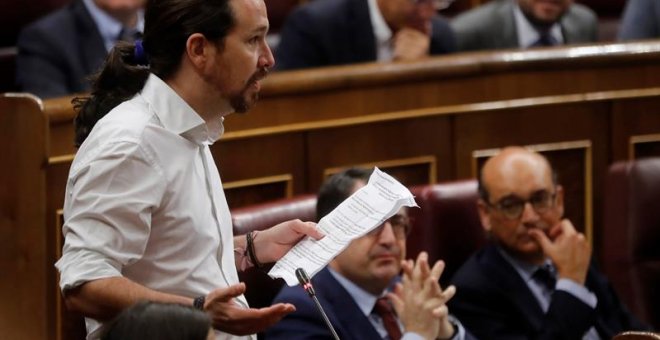 El líder del Podemos, Pablo Iglesias, se dirige al presidente del Gobierno, Mariano Rajoy, durante la sesión de control al Gobierno. /EFE