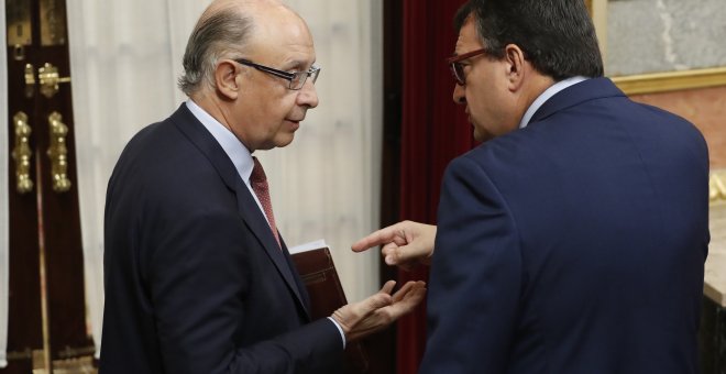 El ministro de Hacienda, Cristóbal Montoro, conversa con el  portavoz parlamentario del PNV, Aitor Esteban,  durante la sesión de control al Ejecutivo hoy en el Congreso. EFE/Javier Lizon