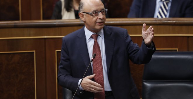 El ministro de Hacienda, Cristóbal Montoro, interviene en la sesión de Control al Gobierno en el Congreso de los Diputados. EFE/Javier Lizón