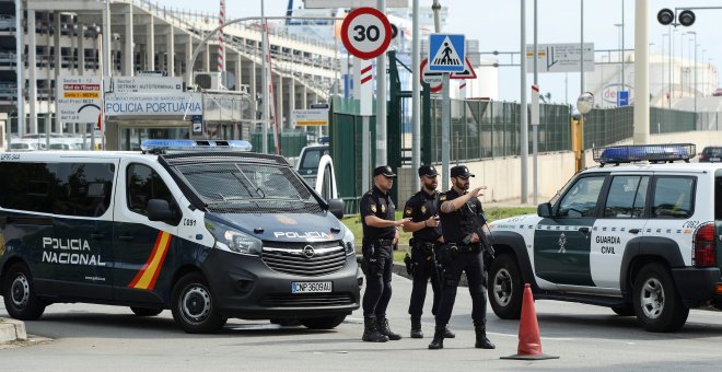 Vehículos de la Policía y de la Guardia Civil a la entrada del Puerto de Barcelona. REUTERS/Eloy Alonso