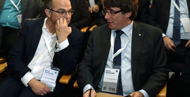 El presidente de la Generalitat, Carles Puigdemont, junto al conseller de la Presidencia Jordi Turull. - EFE