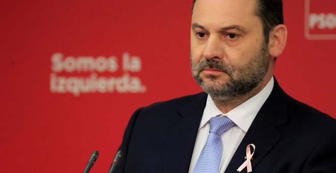 El secretario de Organización del PSOE, José Luis Ábalos, durante la rueda de prensa que ha ofrecido hoy en la sede de Ferraz. / EFE