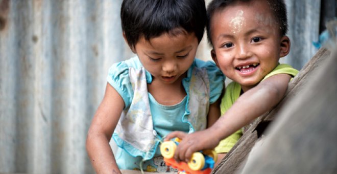 En el pueblo Lauk Lung de Myanmar, a 15 oil´metros de Hakha los niños reciben la vacuna contra la polio de las matronas. / Naciones Unidas