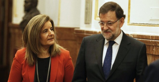 El presidente del Gobierno, Mariano Rajoy, en los pasillos del Congreso con la ministra de Empleo, Fátima Bañez. EFE