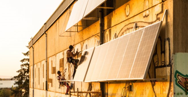 Instalan placas solares en el barrio de Errekaleor. / D.A