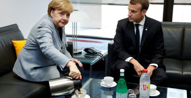 La canciller alemana, Angela Merkel (i), y el presidente francés, Emmanuel Macron (d), en un encuentro bilateral antes de la cumbre del Consejo Europeo en Bruselas (Bélgica) el 19 de octubre de 2017. EFE