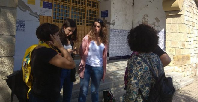 Las diputadas de Podemos Ione Belarra y Noelia Vera, en la puerta del CIE de Algeciras (Cádiz) al que se les ha impedido la entrada.- PODEMOS