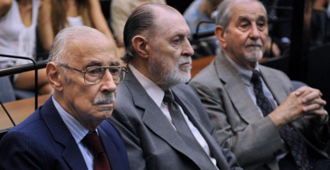 Jorge Luis Magnacco junto al dictador argentino Jorge Rafael Videla, durante el juicio por crímenes de lesa humanidad en 2011.