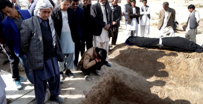 Al menos 56 muertos en un atentado suicida en una mezquita de Kabul. EFE