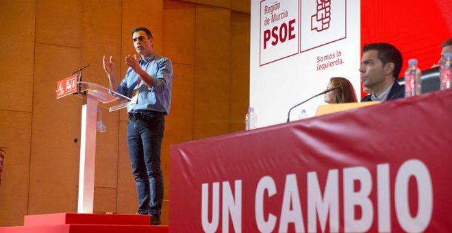 El secretario general del PSOE, Pedro Sánchez, durante su intervención en el décimo quinto Congreso del PSRM-PSOE, hoy en la Universidad Politécnica de Cartagena. EFE/Marcial Guillén