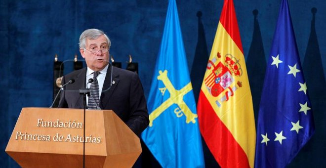 El presidente del Parlamento Europeo, Antonio Tajani, pronuncia unas palabras tras recoger el Premio Princesa de Asturias de la Concordia 2017 otorgado a la Unión Europea. - EFE